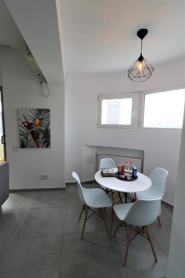 Serenity Heights Apartment: A Panoramic Haven Near Old Town - Free Minibar Bucarest Exterior foto