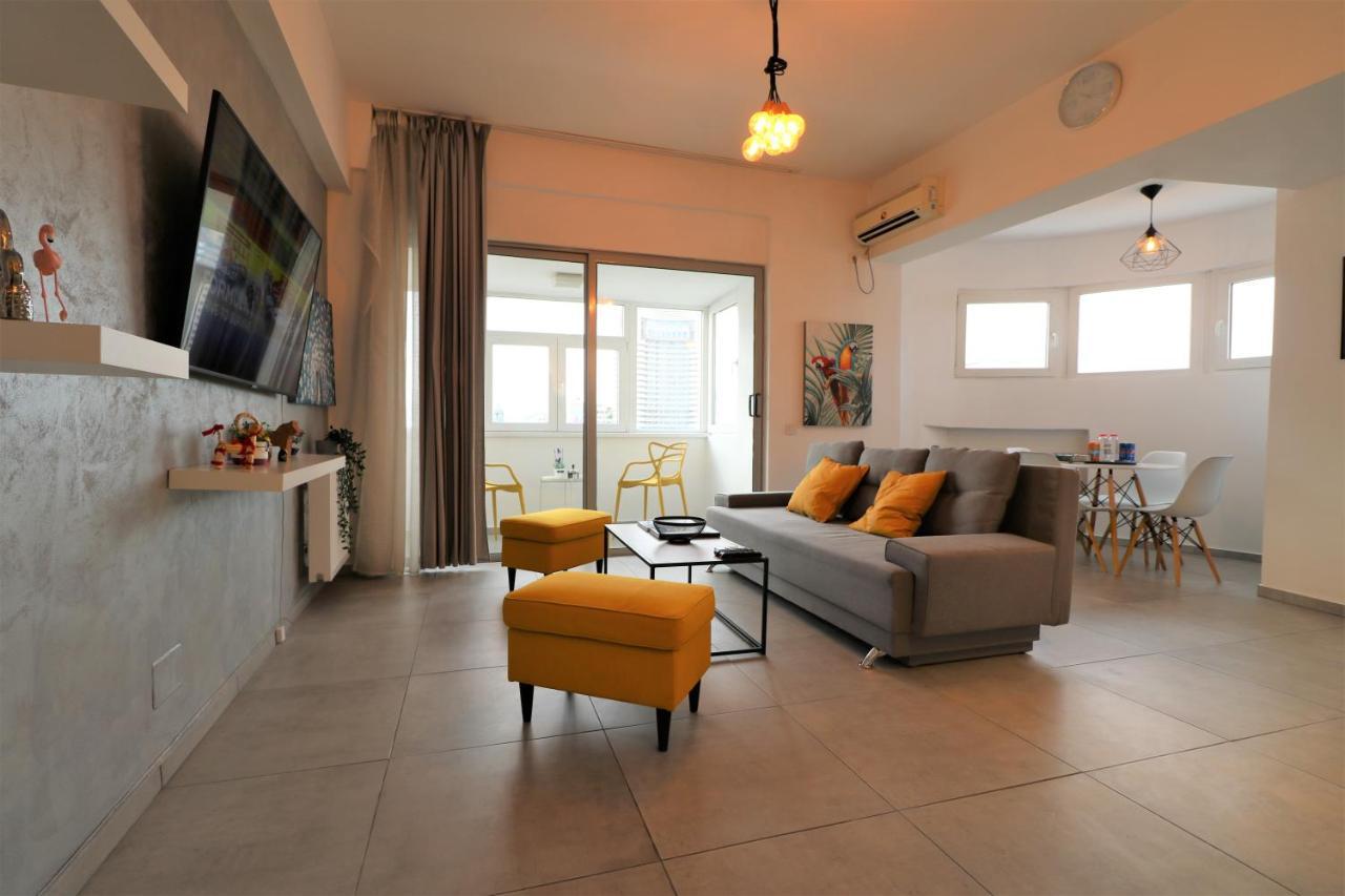 Serenity Heights Apartment: A Panoramic Haven Near Old Town - Free Minibar Bucarest Exterior foto
