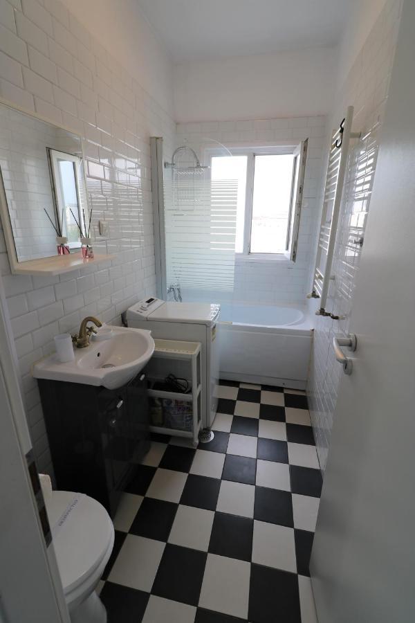 Serenity Heights Apartment: A Panoramic Haven Near Old Town - Free Minibar Bucarest Exterior foto