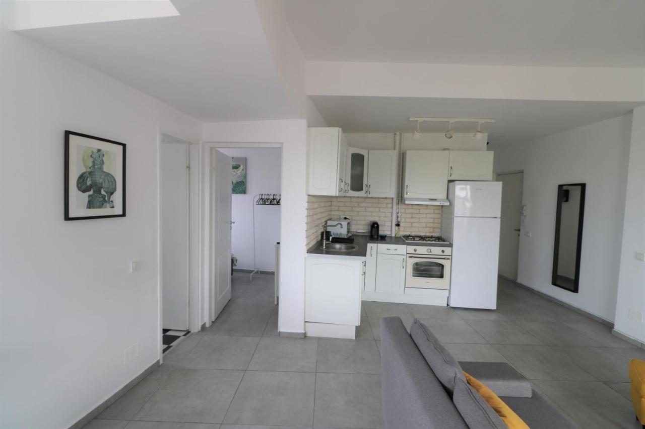 Serenity Heights Apartment: A Panoramic Haven Near Old Town - Free Minibar Bucarest Exterior foto