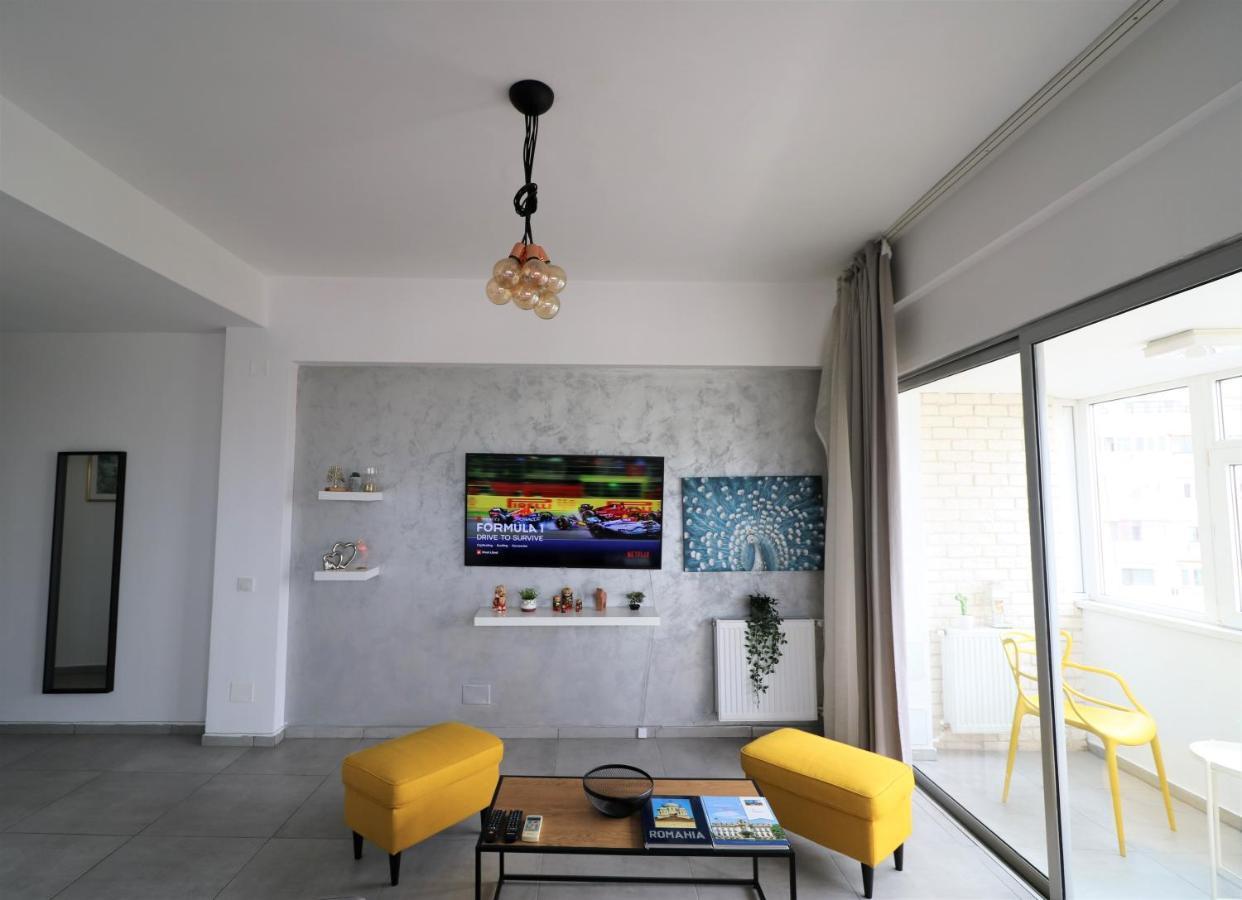 Serenity Heights Apartment: A Panoramic Haven Near Old Town - Free Minibar Bucarest Exterior foto
