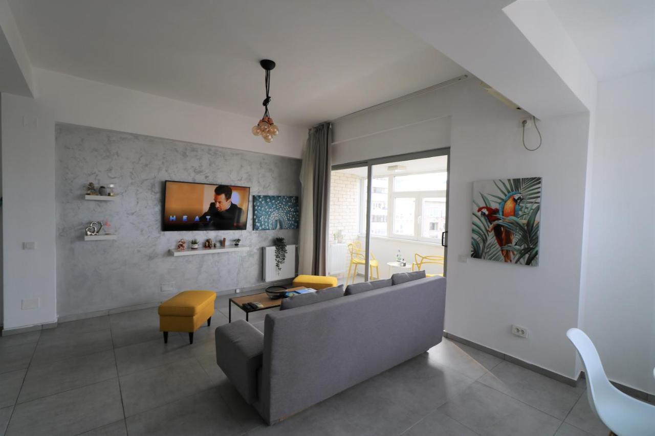 Serenity Heights Apartment: A Panoramic Haven Near Old Town - Free Minibar Bucarest Exterior foto