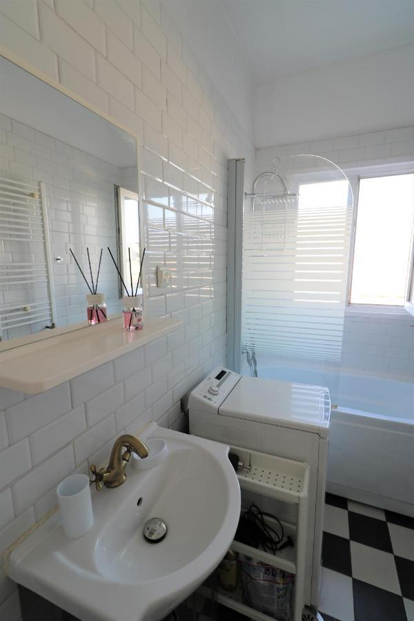 Serenity Heights Apartment: A Panoramic Haven Near Old Town - Free Minibar Bucarest Exterior foto